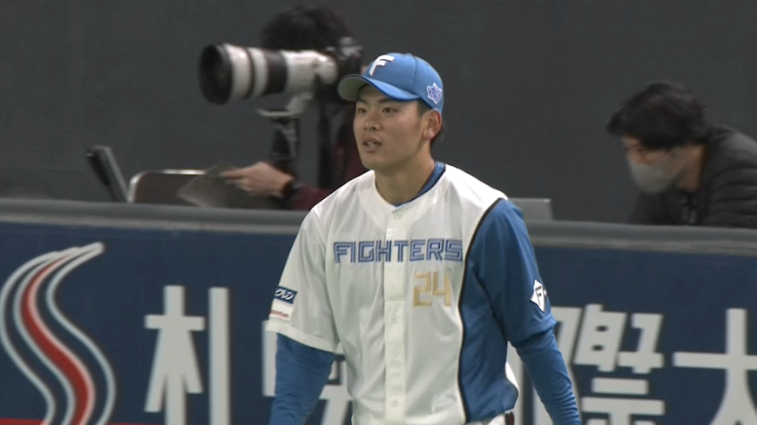 4回表・F野村佑希 守備でも魅せる!! フェンス際の打球をナイスキャッチ!!