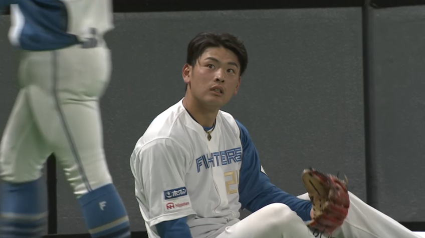 7回表・F野村佑希 フェンス際の打球をまたまたナイスキャッチ!! ピンチでチームを救う好プレーを見せる!!