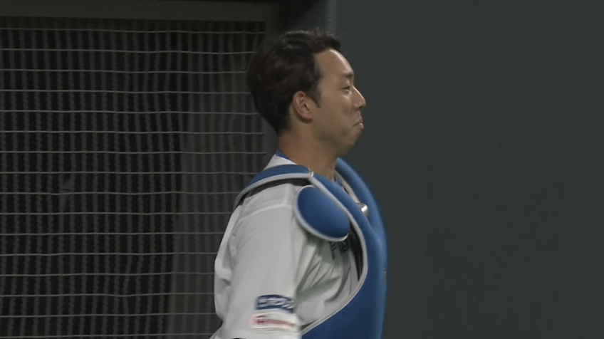 9回表・F宇佐見真吾 ファウルフライを滑り込みながらナイスキャッチ!!