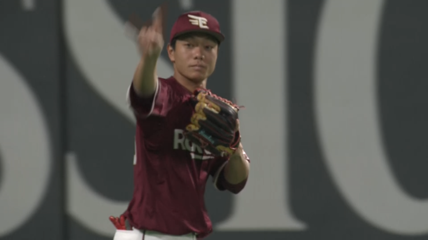 9回裏・E田中和基 フェンスにぶつかりながらもボールは離さないファインプレー!!