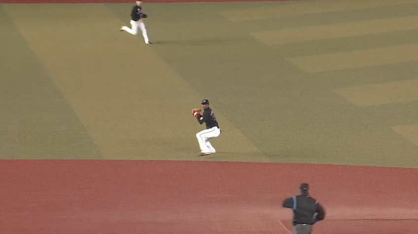 3回表・Mエチェバリア 深い位置からナイススロー!! 好守備をみせる!!