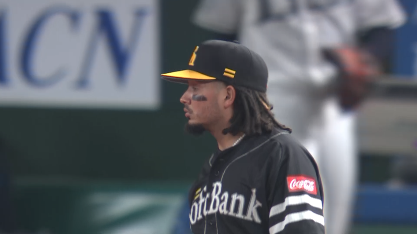 4回裏・Hガルビス 脅威の守備範囲!! ファウルボールにも反応し、スライディングキャッチ!!