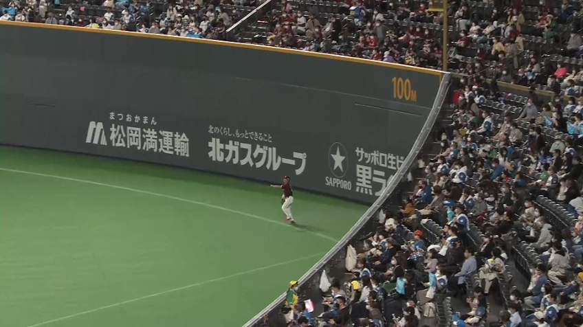 5回裏・E島内宏明 フェンスギリギリの打球をキャッチし、出塁を許さない!!