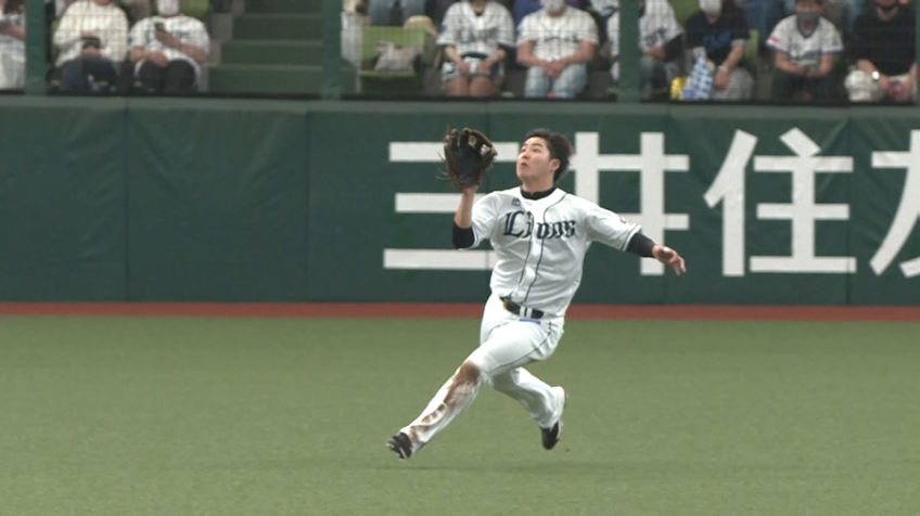 8回表・L鈴木将平 センター前へ落ちそうな打球をスライディングキャッチ!!