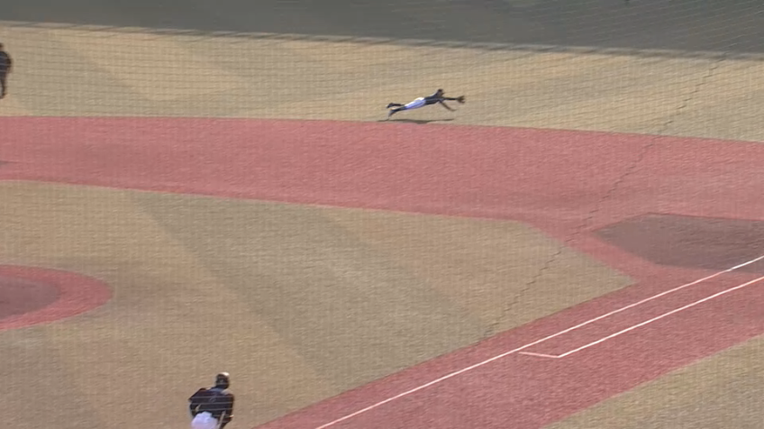 7回裏・B宜保翔 一、二塁間への強い打球に飛びつきアウトにする!!