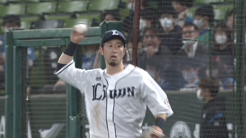 7回表・L外崎修汰 ファウルボールを見事キャッチ!! 守備範囲の広さを見せる!!