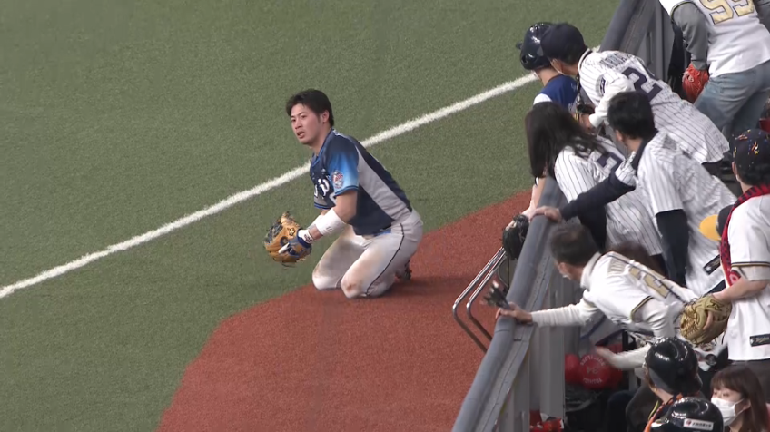 3回裏・L岸潤一郎 フェンスを恐れないスライディングキャッチでこの回の先頭バッターを見事アウトに!!