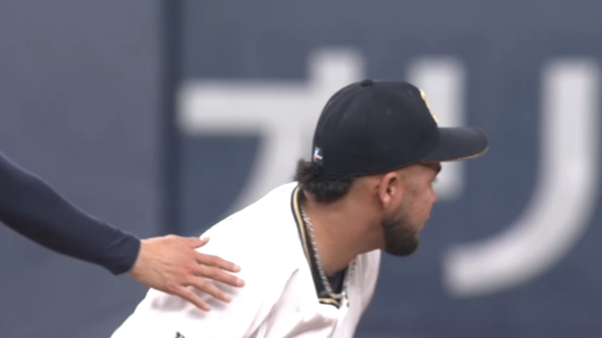 5回表・Bバレラ ベアハンドキャッチ!! ランナーの出塁を防ぐ好プレー!!