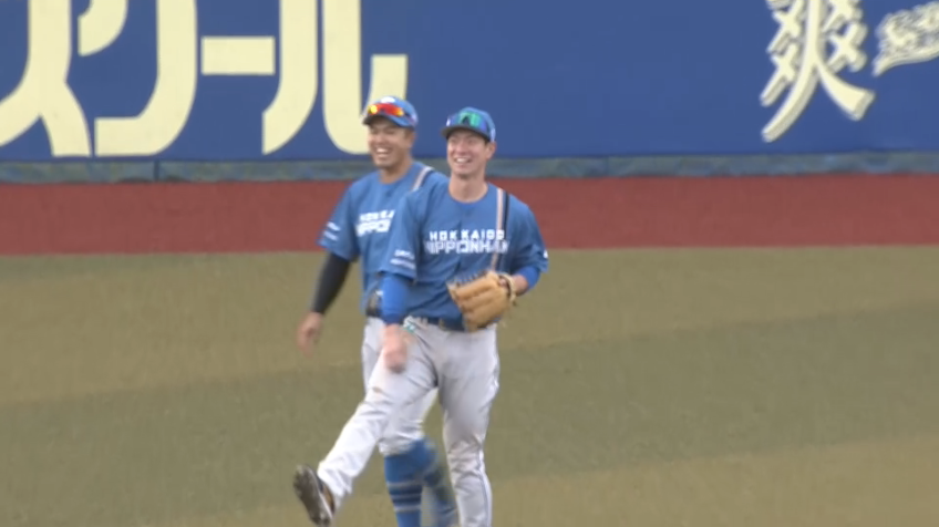 8回裏・F松本剛 まさに横っ飛び!! 左中間に飛んだ打球をスライディングキャッチ!!