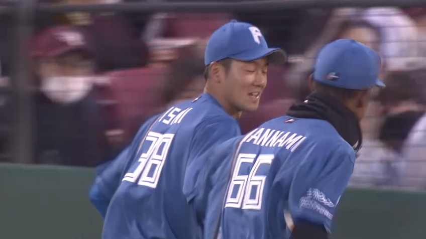 1回裏・F石井一成 ライト前へ落ちそうな打球をダイビングキャッチ!!