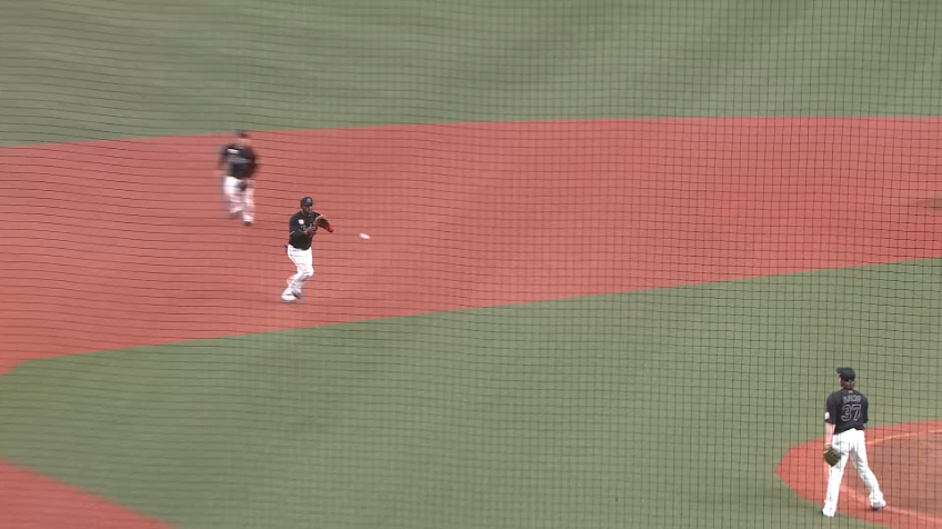 9回裏・Mエチェバリア 最後はランニングスローで試合を勝利で締める!!