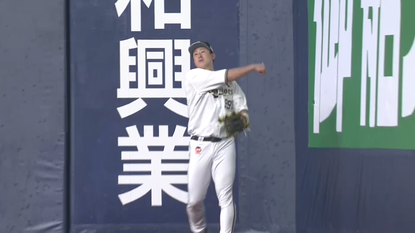 5回表・B杉本裕太郎 ライン際の打球に体を伸ばして追い付く!!