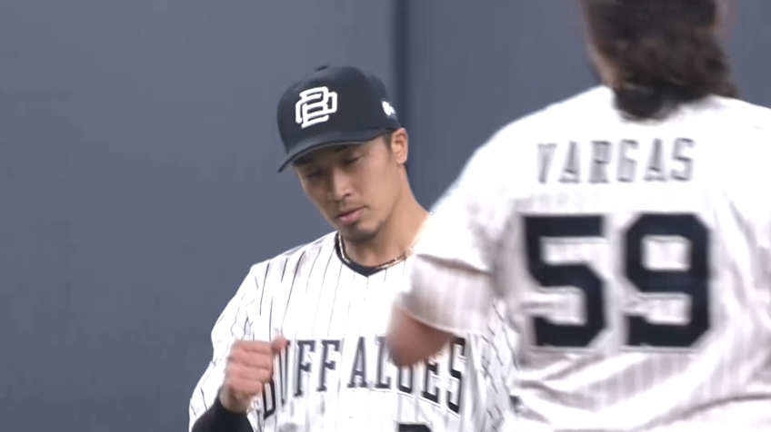 8回表・B安達了一 ボテボテの当たりを素手でキャッチし、華麗に捌く!!