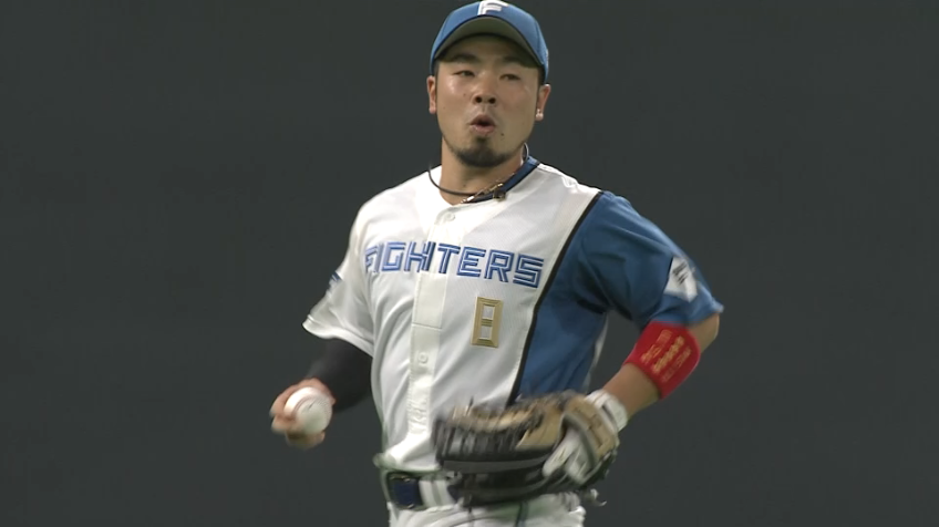 2回表・F近藤健介 センター前に落ちようかという打球をキャッチする好プレーを見せる!!
