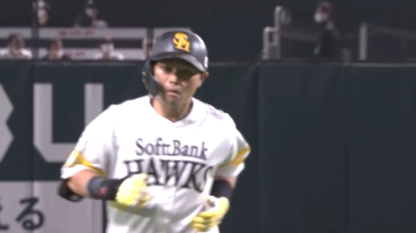 8回裏・H中村晃 反撃の一発!! 今季第1号のソロホームランを放つ!!