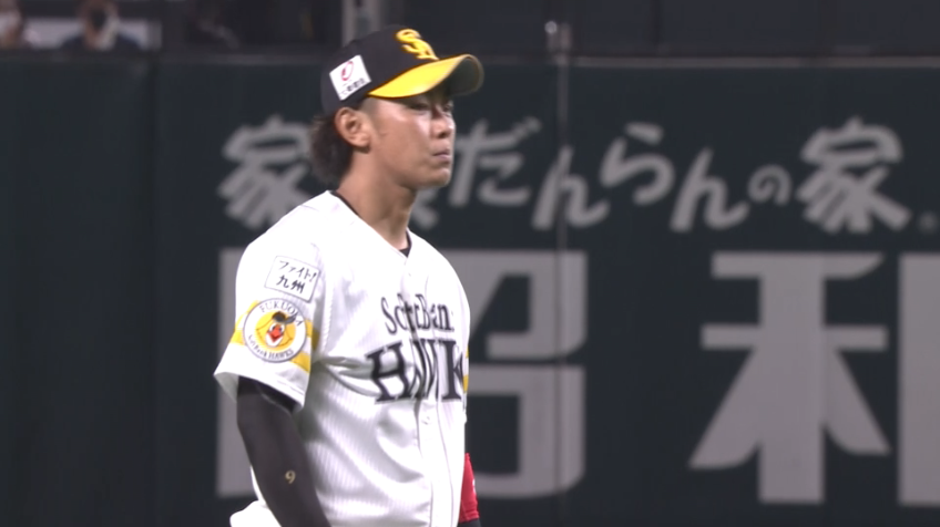 9回表・H今宮健太 三遊間を抜けそうな打球を見事に捕球!!