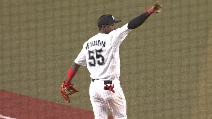 10回表・Mエチェバリア サードへの弱いゴロをランニングスローでアウトにする!!