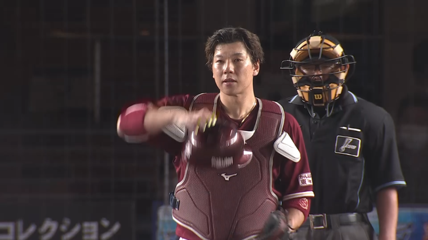 8回裏・E炭谷銀仁朗 逆転のランナーの盗塁を正確なスローイングで阻止する!!