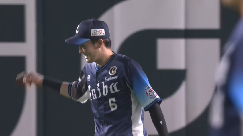 6回裏・L源田壮亮 難しいフライを後ろ向きでスライディングキャッチ!!