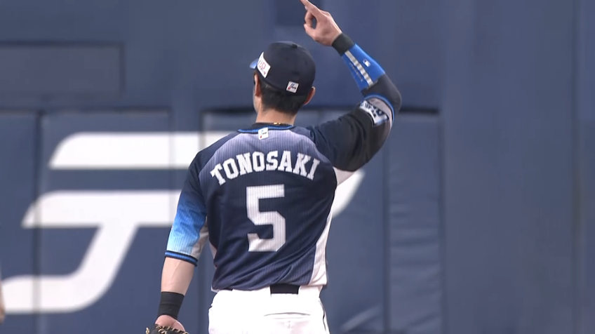 3回裏・L外崎修汰 ナイスタッチで盗塁を阻止!!