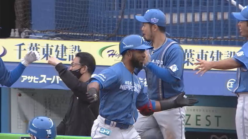 4回表・Fアルカンタラ すくい上げた打球は左中間への3ランホームランに!!