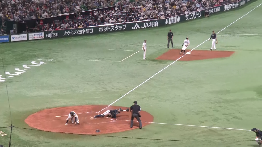 3回裏・B若月健矢 ピッチャーからのワンバウンド送球を好捕し、追加点を阻止!!