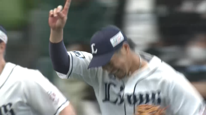 5回表・L高木渉 守備で魅せる!! フェンス際の打球をスーパーキャッチ!!