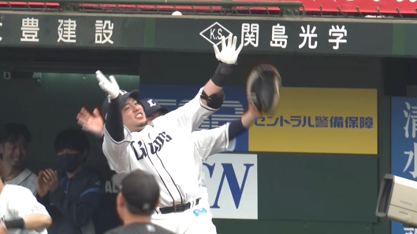 8回裏・L山川穂高 高々と上がった打球は今季第11号のソロホームラン!!