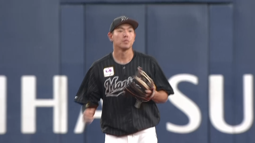 2回裏・M安田尚憲 見事なファインプレー!! 三遊間の深い位置に飛んだ打球を華麗にさばく!!