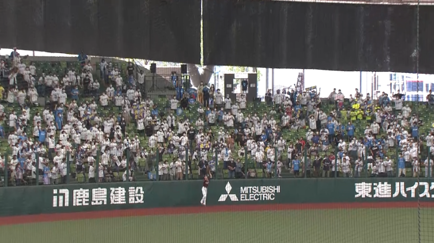 2回裏・E西川遥輝 ナイスキャッチ!! フェンス際の打球を見事に捕球!!