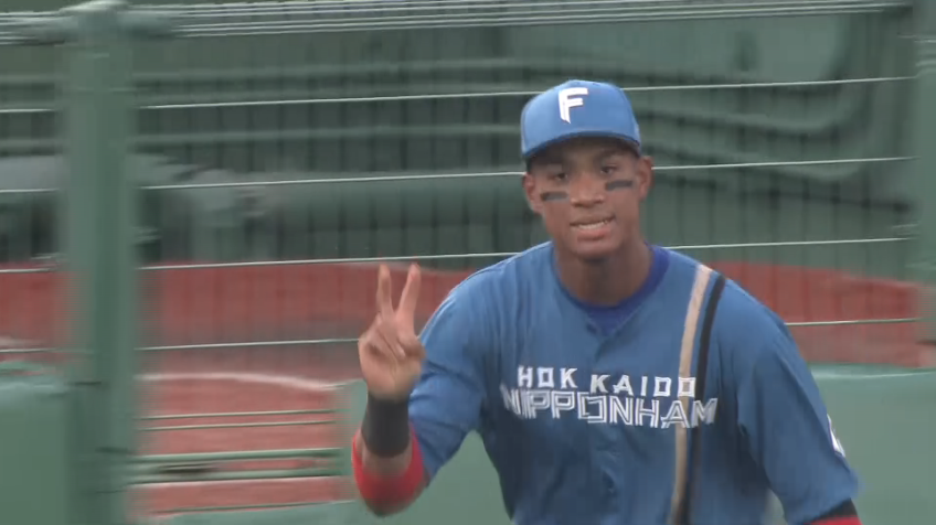 2回裏・F万波中正 華麗なランニングキャッチで味方を援護!!