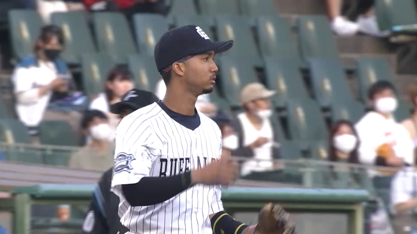 2回表・B宗佑磨 ライン際の打球を逆シングルでさばく好プレー!!