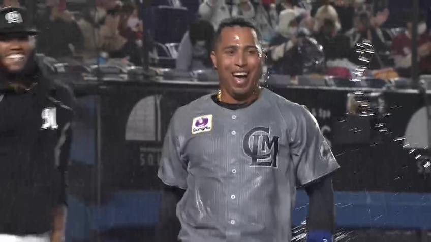 10回裏・Mマーティン YES!! 試合を決めた一打はライトスタンド上段へ飛び込む特大のサヨナラホームラン!!