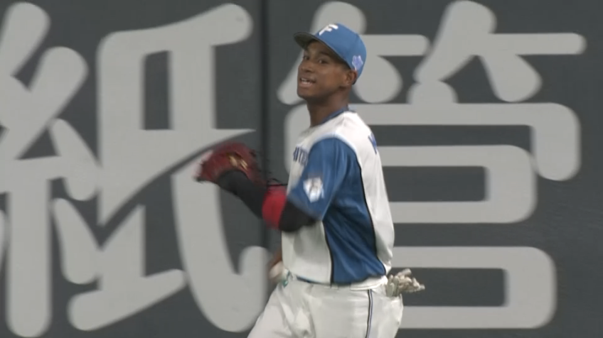 7回表・F万波中正 フェンスに当たりながらのガッツ溢れるファインプレー!!