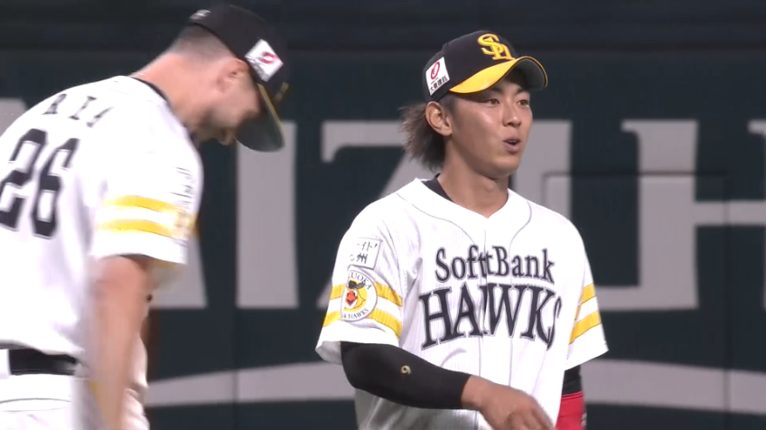 5回表・H今宮健太 これぞ真骨頂!! ボテボテの当たりをランニングスロー!!