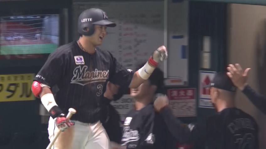 9回表・M佐藤都志也 4番での一発!! ライトスタンドへ今季第1号のホームラン!!