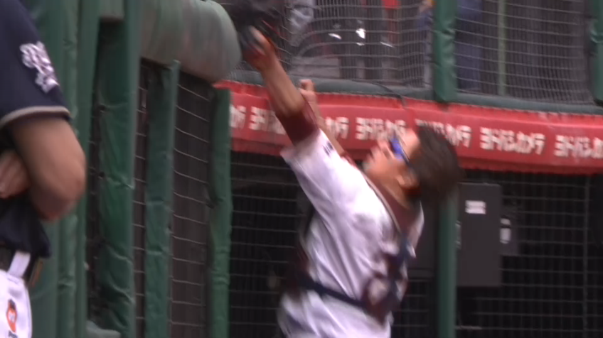 2回表・E炭谷銀仁朗 フェンス際の打球をキャッチする!!