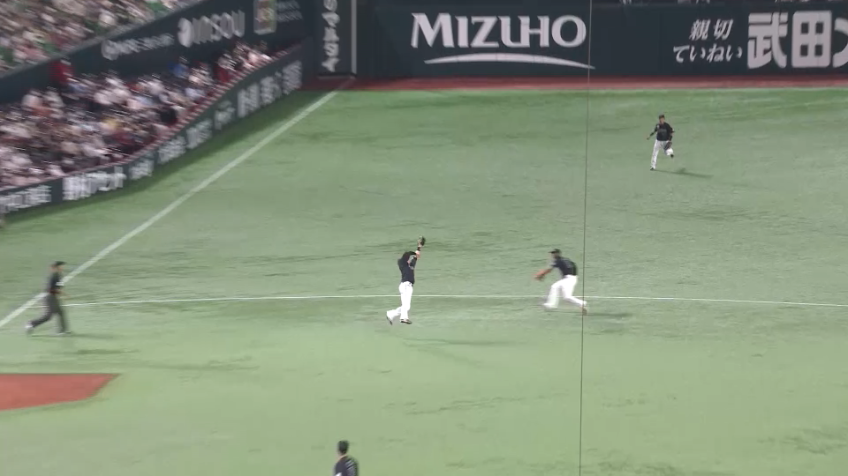 1回裏・M三木亮 ジャンピングキャッチで先頭バッターの出塁を許さない!!