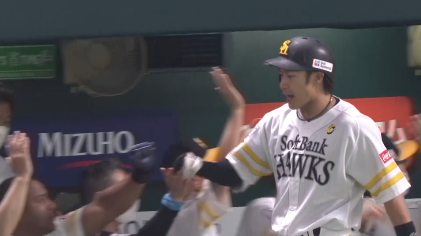 4回裏・H柳田悠岐 逆方向へ特大の一発!! 今季第7号の先制2ランホームラン!!