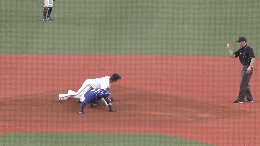 9回表・B佐野皓大＆野口智哉 素早い中継プレーで出塁を許さず!!