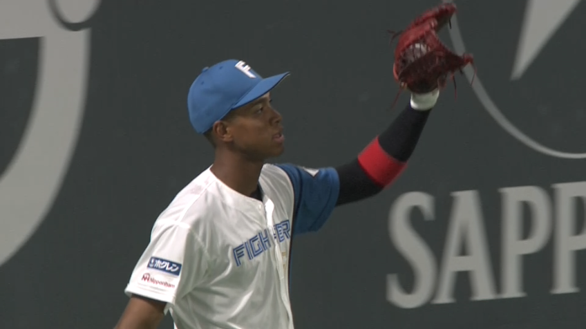 9回表・F万波中正 フェンス際の打球をジャンピングキャッチで好捕!! 連敗を5で止める!!