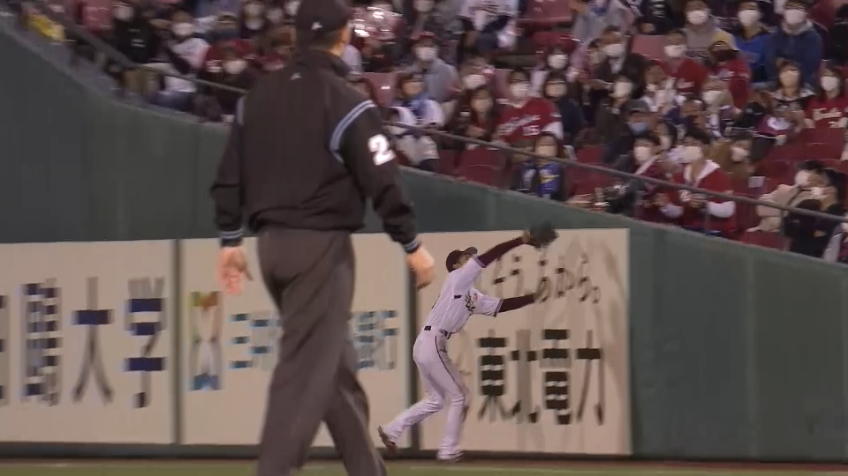 9回表・E武藤敦貴 守備でも大活躍!! フェンスにぶつかりながらも打球をキャッチ!!