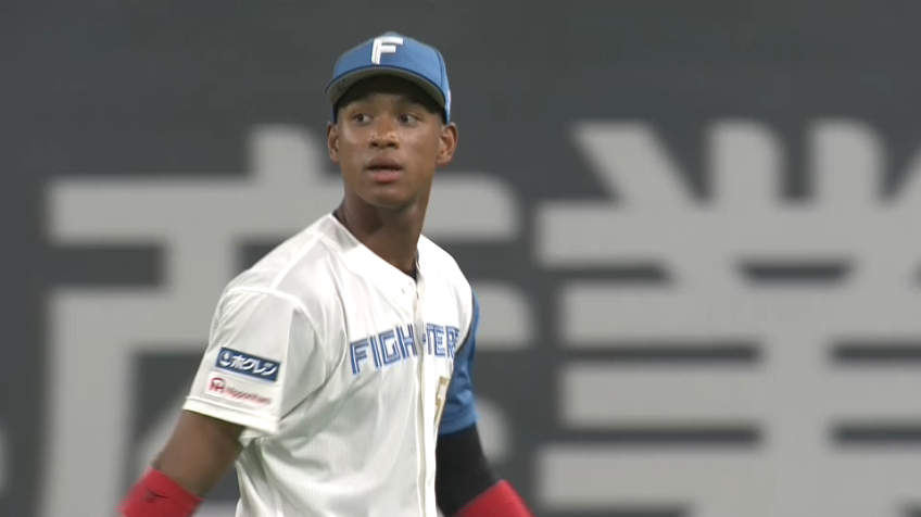 9回表・F万波中正 よく追いついた!! 右中間に飛んだフライをランニングキャッチ!!