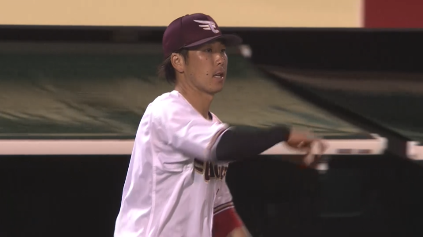 9回表・E鈴木大地 ベンチ付近に上がった打球をナイスキャッチ!!