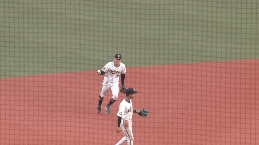 6回表・B野口智哉 素晴らしい反応!! 低めのショートライナーを見事にキャッチ!!