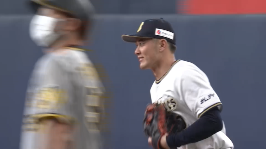 8回表・B野口智哉 またまた好プレー!! 難しいバウンドを華麗にさばく!!