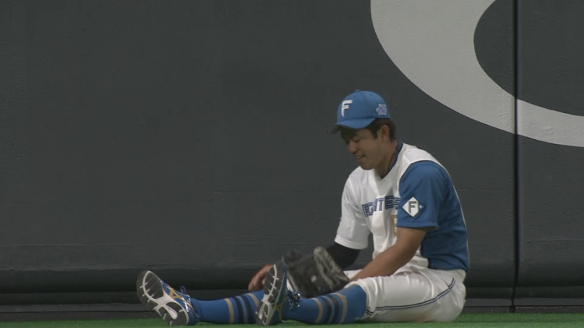 5回表・F今川優馬 フェンスを恐れない!! 執念のジャンピングキャッチを見せた!!