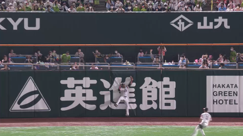 5回表・Hグラシアル フェンス際でのジャンピングキャッチ!!