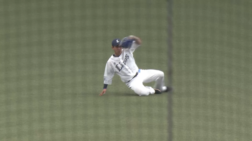 3回表・L愛斗 センター前に落ちそうな打球をスライディングキャッチ!!