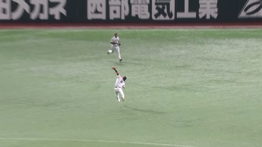 4回表・H今宮健太 頭上を越えそうな打球に追いつくファインプレー!!